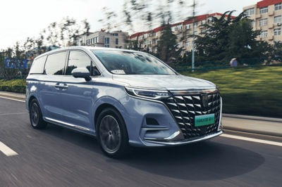 純電動MPV對決 榮威iMAX8 EV與嵐圖夢想家純電版，納米材料技術加持下的較量